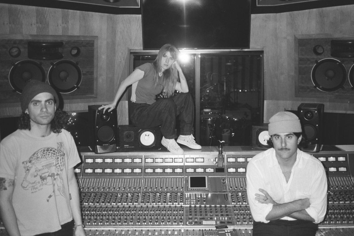Paramore_Mex's tweet photo. 🚨🚨🚨🚨🚨🚨🚨🚨
Primera foto de @PARAMORE en el estudio. https://t.co/ODakJsiwNJ