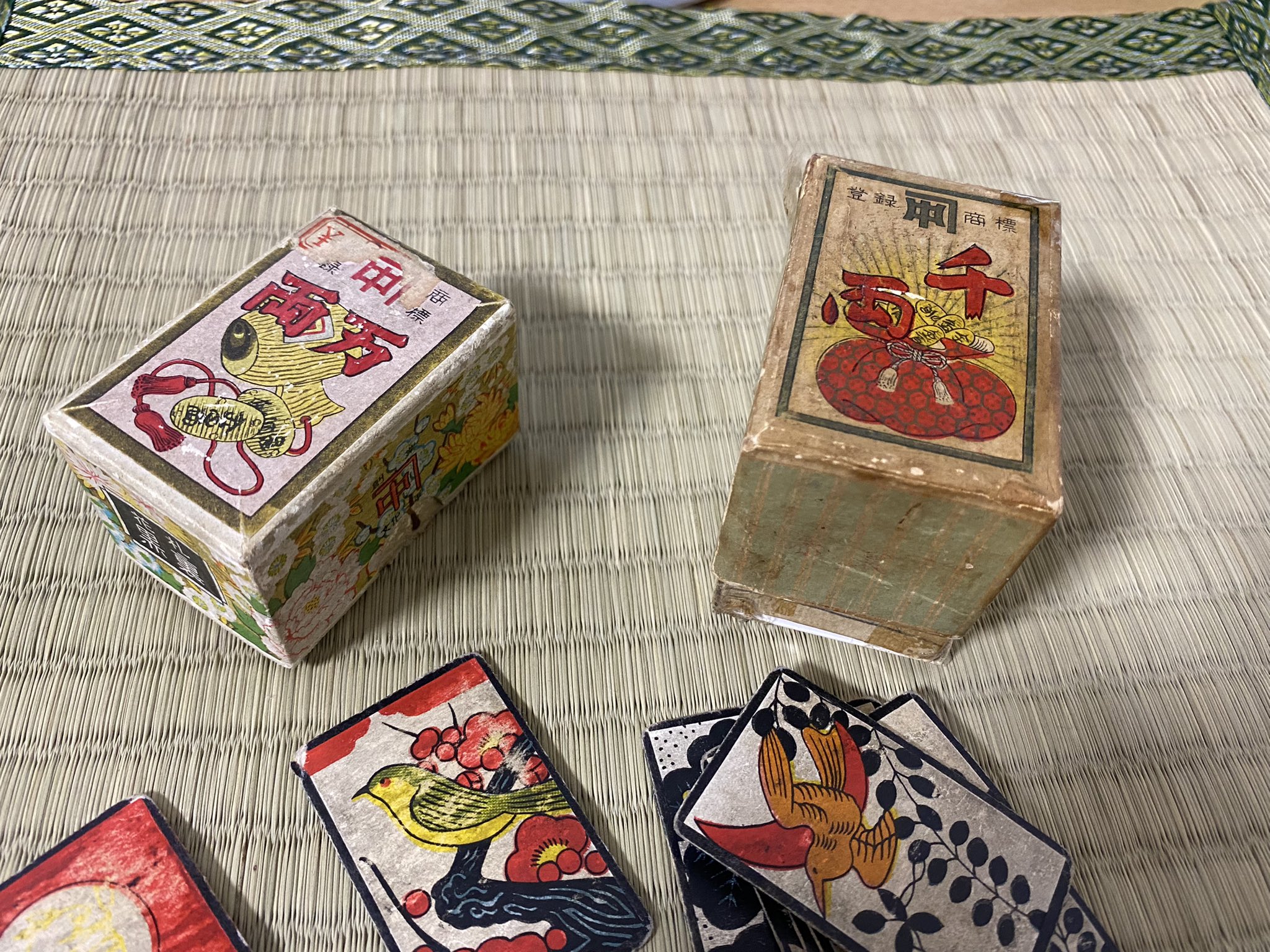 琴比良 哲 4 13で活動1周年 日本骨牌 日本カルタ 製八八花札 千両 と 万両 千両と万両の違いは任天堂 のように表面加工のグレードの違いだったりするのだろうか 個人的には松に鶴のボテっとしたデザインが好き そして日本骨牌のトレード