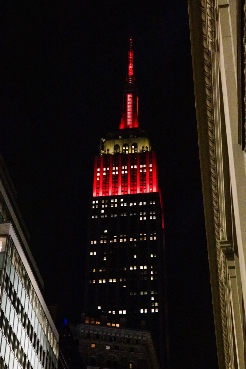 New York City was lit up for the Dawgs last night 🐶🗽

#GoDawgs x #cfbplayoff
