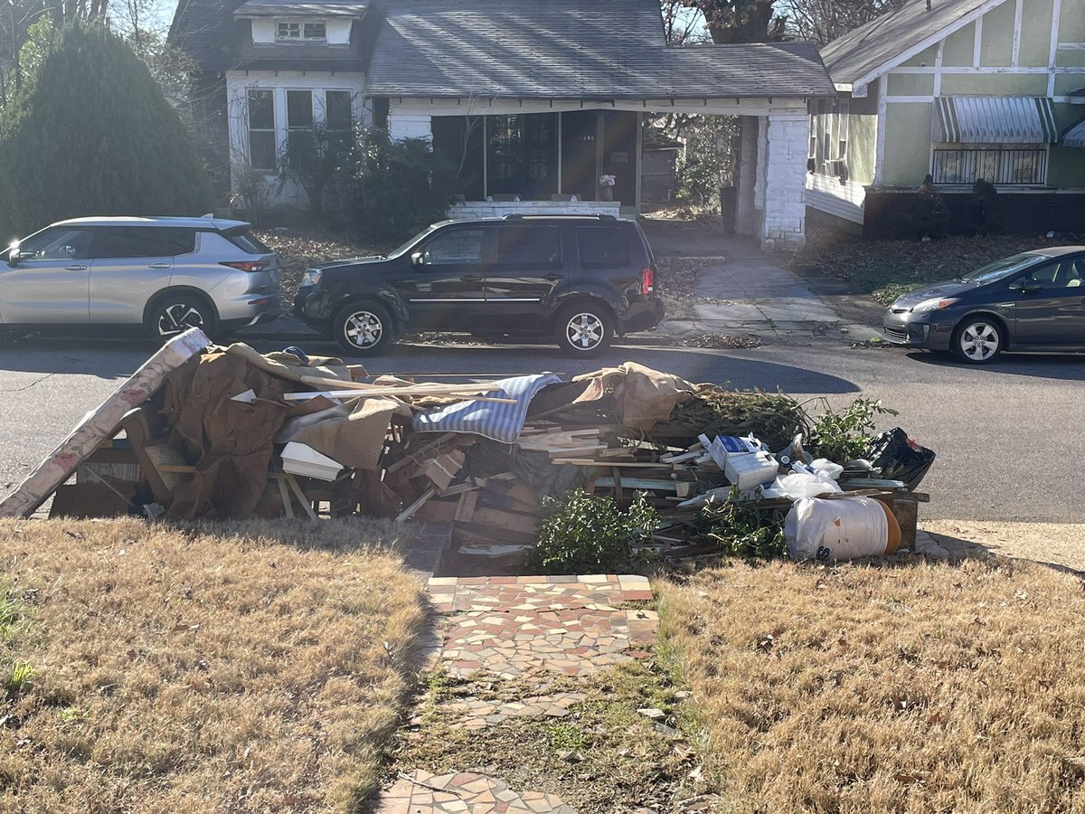 JayneEllenW's tweet photo. @MayorMemphis @CityOfMemphis @JeniDiprizioTV All of Glenview and much of Bethel Grove and other South Memphis neighborhoods have had an impossible time getting bulk trash picked up despite contacting solid waste. https://t.co/8uVjg0vtyt