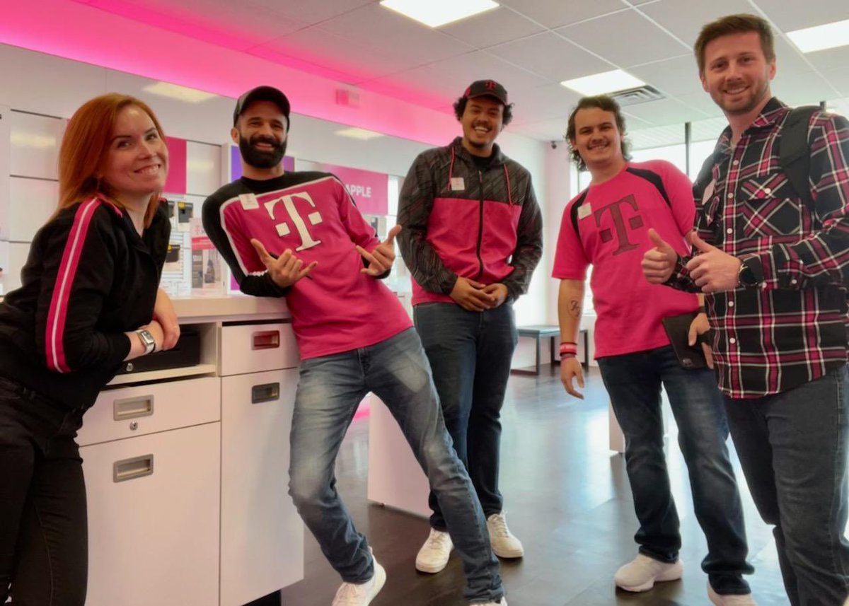 Unitedwireless_'s tweet photo. Our Mount Pleasant Team is all Smiles! π
#tmobile #tmobilelife #teammagenta #lovewhatyoudo #loveyourjob #unitedwireless #bethebestu #tmobiletuesdays https://t.co/vyWogMMmy1