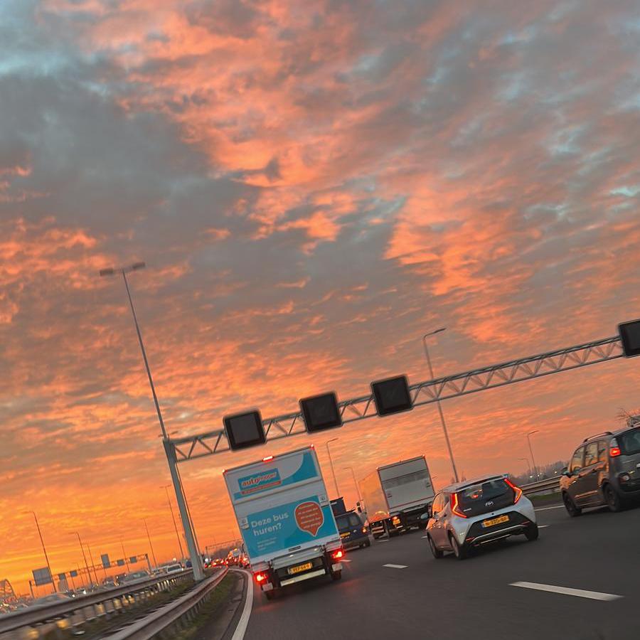 Bcsgoes's tweet image. Een mooie foto van onze bakwagen in actie 📷. Waar gaat jouw rit vandaag naar toe?
.
.
.
#Autohopper #autohuren #bushuren #snelweg #zon #zonsondergang