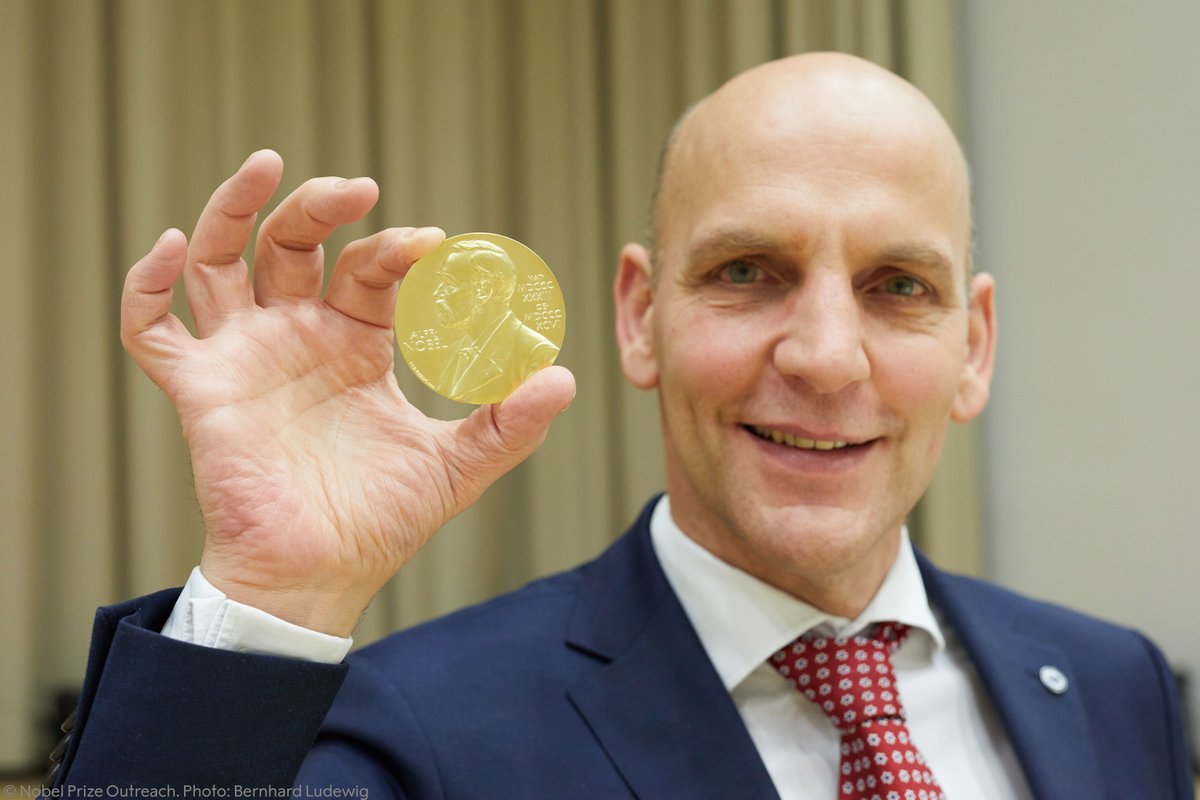 Happy birthday to our 2021 chemistry laureate Benjamin List who turns 54 today! 

Here you can see List with his #NobelPrize medal that he received 'for the development of asymmetric organocatalysis.'