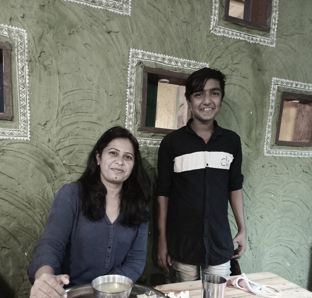 shitalbankar19's tweet photo. प्रवासात एका ठिकाणी जेवायला थांबले. त्याठिकाणी हा मुलगा जेवण देत होता,
भाषेत एक गोडवा, आदराने आग्र��� करत होता, न राहून नाव, गाव विचारलं...
वय 15 वर्ष, मूळ गाव बीड.
दिवसा शाळा करून संध्याकाळी हॉटेलमधे जेवण वाढायच काम करतो.
कामाप्रती प्रामाणिकपणा बघुन फोटो घ्यायचा मोह आवरता आला नाही https://t.co/YKHNnu6dVb