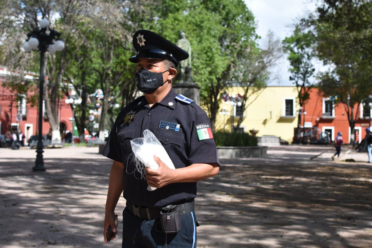 👮‍♂️😷Ante el aumento de contagios por covid-19 y la nueva variante Ómicron, elementos de policía turística que integra el ayuntamiento de la capital de Tlaxcala, reparten cubrebocas a la población en diversos puntos estratégicos como una manera de combatir los contagios
Liz Romero