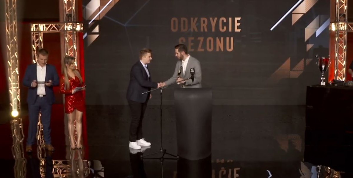 eprzywara11_22's tweet image. Kategoria "Odkrycie sezonu" - nagroda dla @fr3ndovsky :D

!!!!!!

#ESLMP