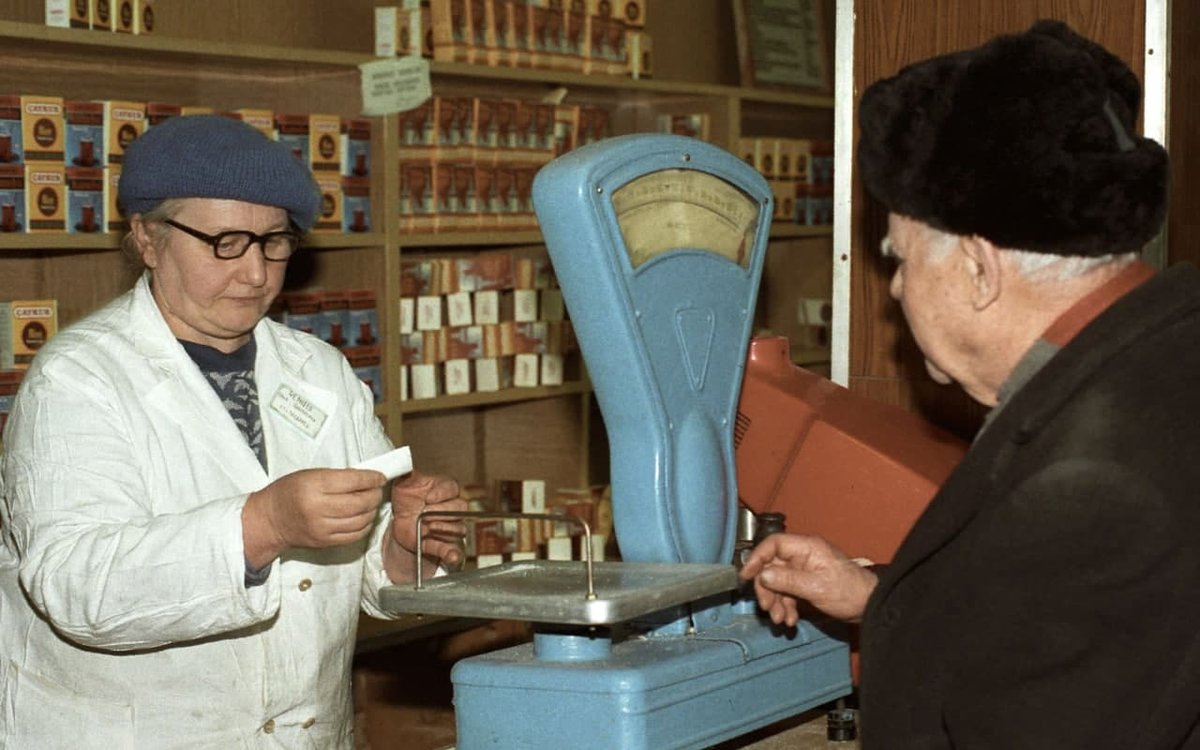 Продовольственные карточки в России близки как никогда. Такую меру помощи малообеспеченным используют во многих странах, и бояться её не надо, заверил руководитель Института экономики РАН Гринберг. 

Также в «Руспродсоюзе» заявили, что предпосылок для снижения цен на продукты нет