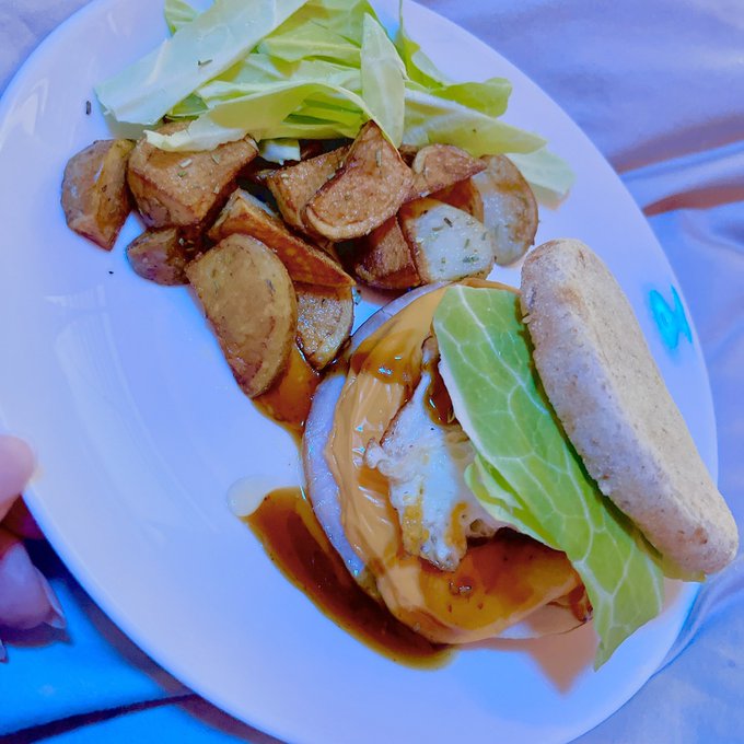 深夜に食べる朝食はめちゃくちゃ美味しいし、大罪だよね😍😍😍

 #朝食 #夜食 #デブ #映える #0カロリーだよね #太るって何 #食べて免疫力アップ https://t.co/BfZN7YC6UA