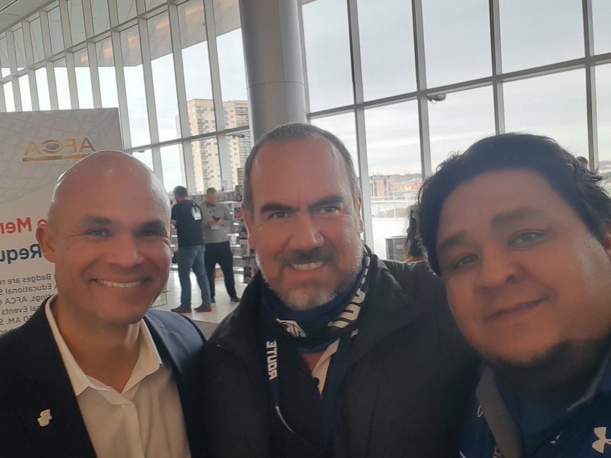 blackyacuna's tweet photo. Con el coach @CoachDaveAranda 
@ealfarov @WeAreAFCA @BorregosGDL 
#AFCA2022 https://t.co/yj59ieO3uZ
