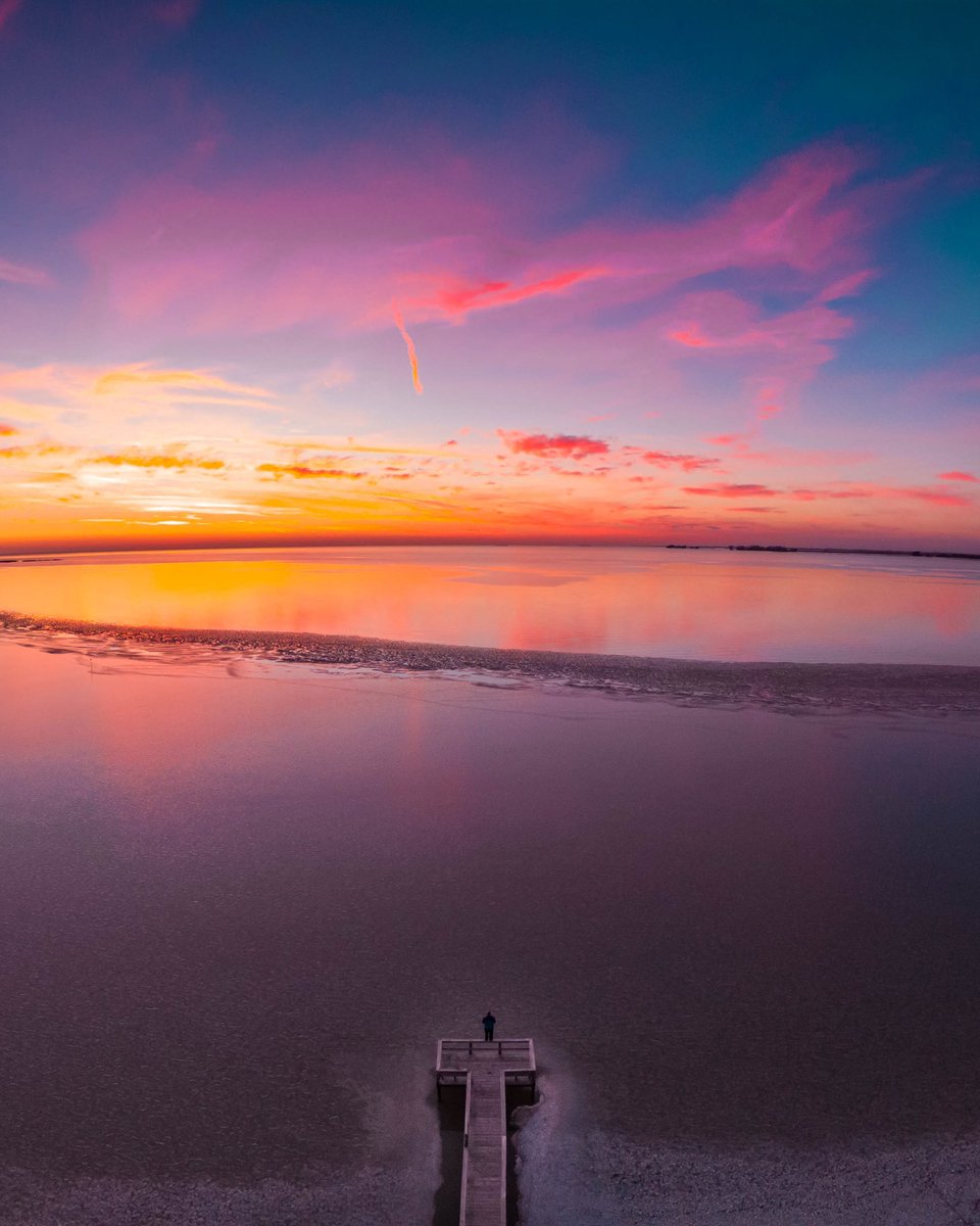 GM! 🌅🧊 With all the cold temperatures as of late, the lakes of Ontario are beginning to freeze over. <a href="/weathernetwork/">The Weather Network</a> <a href="/StormHour/">#StormHour</a>