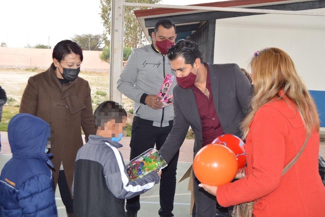 DoctorMoraGob's tweet photo. #DoctorMoraNosUne | El Presidente Municipal, Edgar Javier Reséndiz Jacobo, acompañado de integrantes del H. Ayuntamiento, visitaron las escuelas de la cabecera municipal, de la comunidad Ejido Vagui y Los Duraznos, para llevar juguetes a los niños doctormorenses. https://t.co/fRmh40mrSs