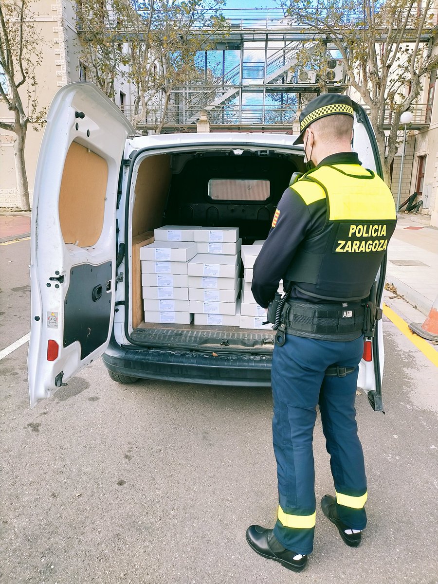 policiazaragoza's tweet image. 40 cajas de bollería que deben transportarse según el fabricante a -18⁰C se estaba haciendo a 3,5⁰C, y en condiciones no adecuadas. 👮‍♀️👮 #Motoristas lo ha interceptado esta mañana y Técnicos @GobAragon lo consideran no apto para consumo.
#XTuSeguridad