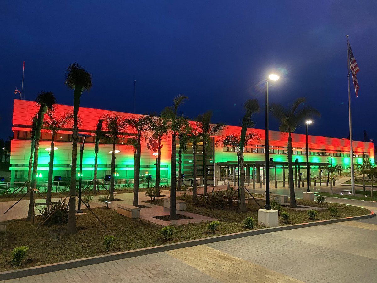 السفارة الأمريكية مضاءة باللون الأحمر والأخضر احتفالا بذكرى تقديم وثيقة المطالبة بالاستقلال 🇲🇦🇺🇸