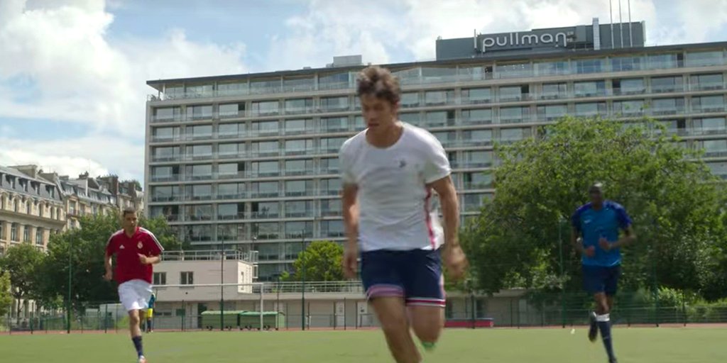 Did you spot Gabriel and Alfie from #EmilyInParis along with our favorite team @PSG_inside in front of Pullman Paris Tour Eiffel? Just like them, we’re always game for a kick around! Image credits: 🎥 Emily In Paris