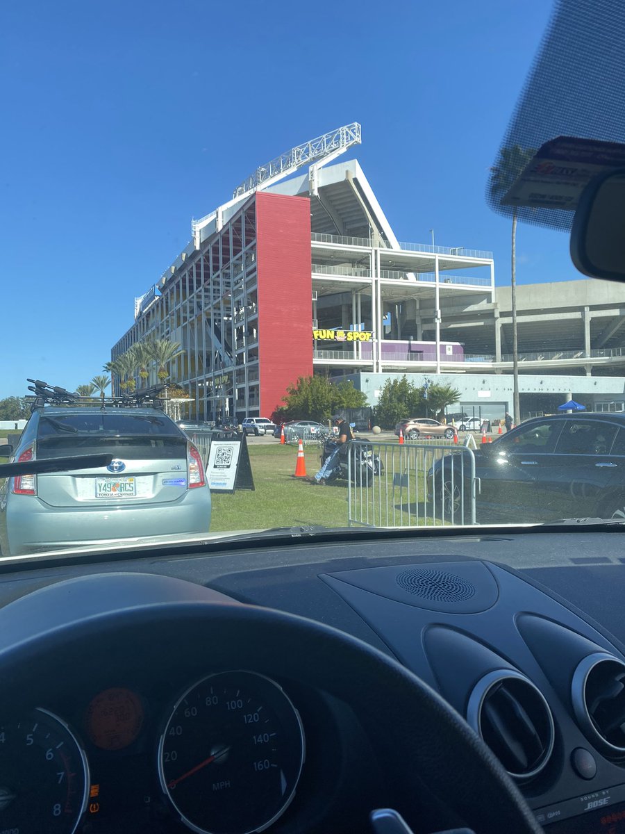 acarterbates's tweet photo. Drive-thru COVID testing in Orange Co. today. FYI our beloved Governor is essentially forcing doctor’s offices rn to require in office visits. Florida is literally a circus 🎪 #RonDeon https://t.co/RiD7QE9mwr