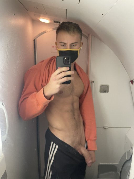 lil too excited during my flight https://t.co/5KtWsWqWXS