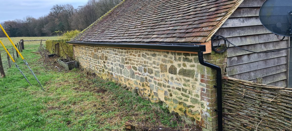 Take a look at this recent project, where we restored the soffits, eaves and gutters on this beautiful farmhouse.

The chilly weather hasn’t stopped us from getting out there 🙌

#msbc #construction #westsussex #visitsussex
