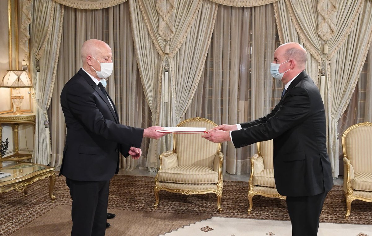 TnPresidency's tweet photo. رئيس الجمهورية #قيس_سعيد يشرف على موكب تسلّم أوراق اعتماد سفراء جدد بتونس لدول شقيقة وصديقة وهي المملكة المغربية، الكونفدرالية السويسرية، جمهورية الأرجنتين، جمهورية كوبا والمملكة المتحدة. #TnPR https://t.co/CU4TbyDb4C