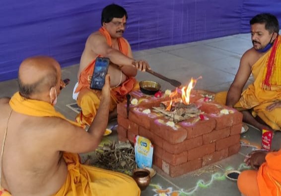 hindutvah's tweet photo. ಪ್ರಧಾನ ಮಂತ್ರಿಗಳಾದ ಶ್ರೀ ನರೇಂದ್ರ ಮೋದಿಯವರ ಆಯುಷ್ಯ ವೃದ್ಧಿಗಾಗಿ ಧಾರವಾಡ ಜಿಲ್ಲಾ ಬಿಜೆಪಿ ಕೈಗಾರಿಕಾ ಪ್ರಕೋಷ್ಠದ ನರೇಂದ್ರ ಕುಲಕರ್ಣಿ ಅವರ ನೇತೃತ್ವದಲ್ಲಿ *ಮಹಾಮೃತ್ಯುಂಜಯ ಹೋಮ*  ಜರುಗಿತು @narendramodi
@nalinkateel @blsanthosh @BJP4Karnataka @JoshiPralhad https://t.co/iCYTGxtDk7