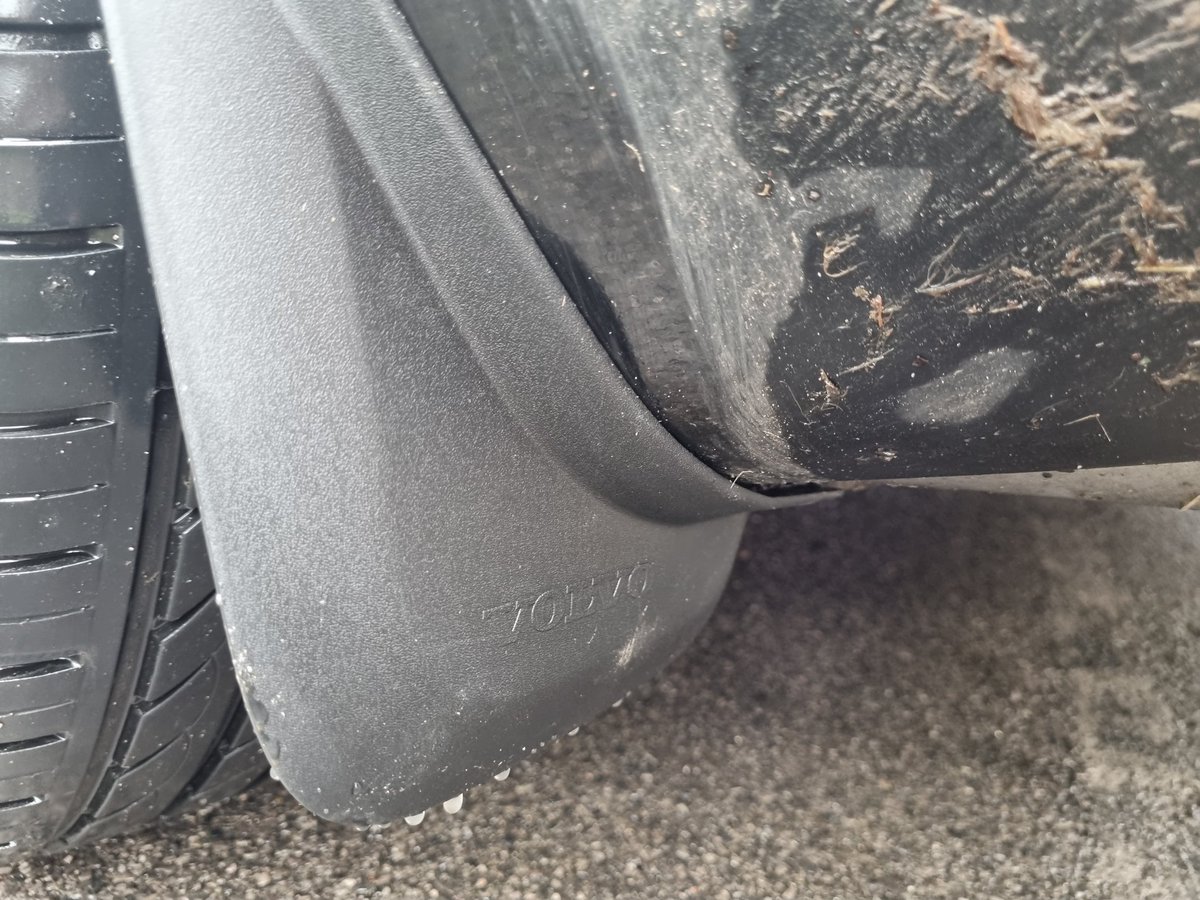 kejamieson_'s tweet photo. @N1ckPayne My car gets filthy so I thought it would help as I can rarely be bothered to clean it 🤣 #CountrysideProblems https://t.co/X9BLD1QbDO
