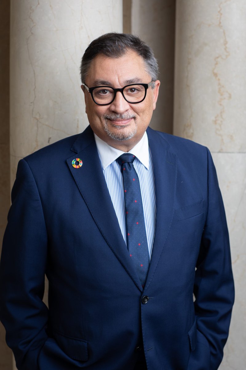 OrdrepharmaQc's tweet photo. Merci, Dr Arruda! Il fallait un homme de stature pour tenir la santé publique dans le contexte actuel. Les Québécois ont bien compris l’importance de respecter les mesures sanitaires grâce à vous. Nous espérons une même collaboration avec votre https://t.co/HWnNK73d7B. https://t.co/ncg7DfrEYy