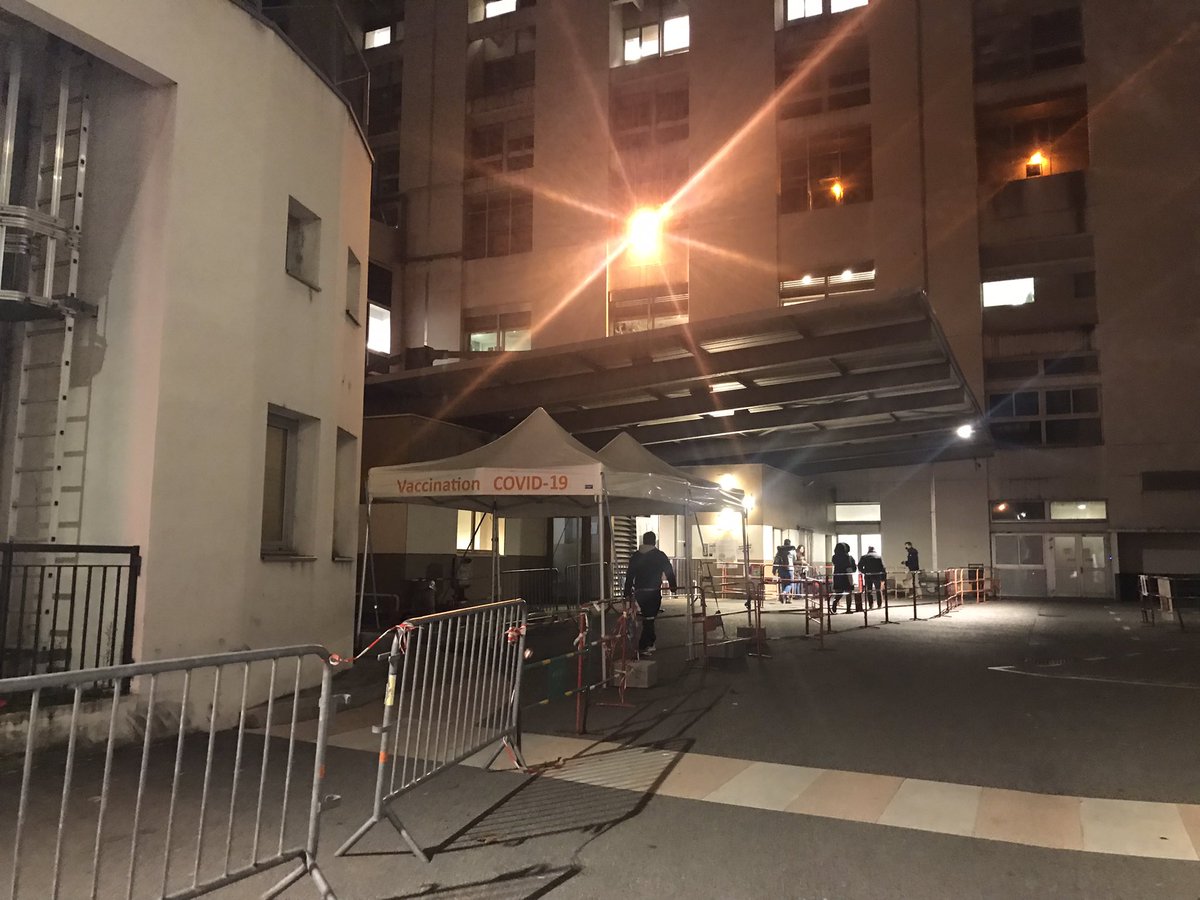 CHU_Grenoble's tweet image. Vaccination Covid-19 au @CHU_Grenoble, ce soir venez sans rdv jusqu’à 21h30 au centre La Tronche (anciennes urgences adultes) - Une autre nocturne est prévue jeudi 13 janvier !