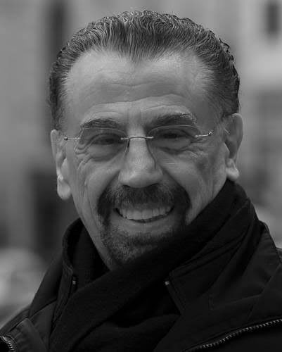 Happy birthday Alfonso Arau. My favorite film by Arau is the lovely A walk in the clouds. 