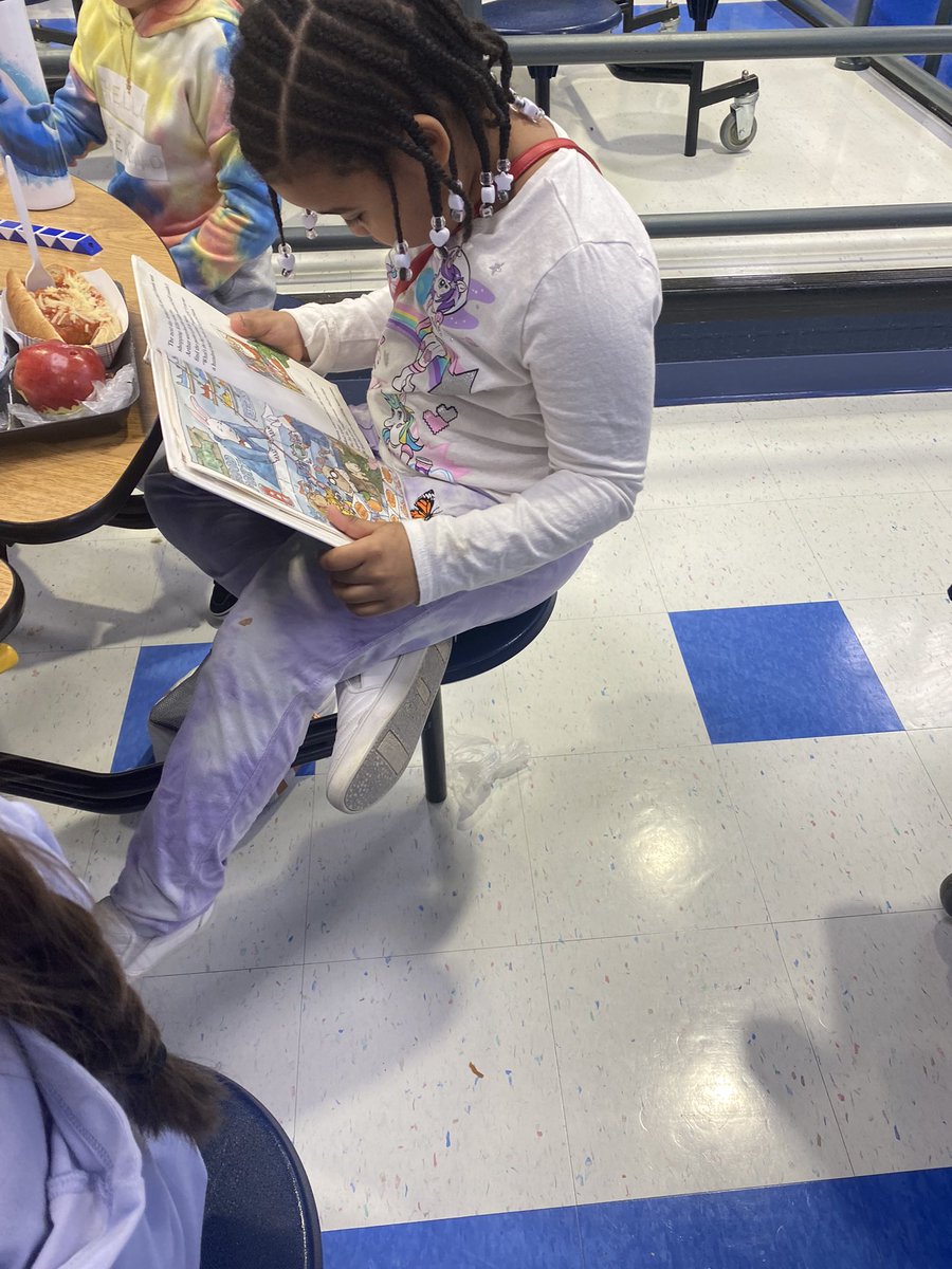 Potter-Burns is in READBowl mode!! Students reading at lunch! Love it ❤️📕📗📚#READBowl2022 @ReadWithMalcolm @PawtSchlsonRIse  @PSDRI_Schools @LBRamzi @PSD_Sup