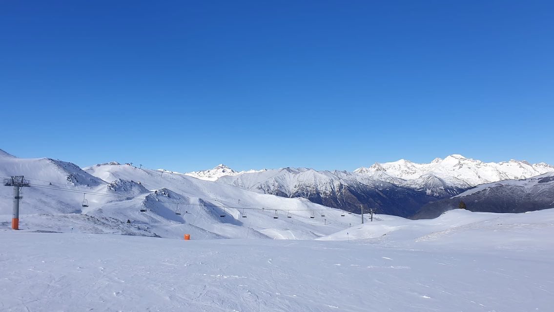 ijoaquinrodrigo's tweet photo. ¡El día ha amanecido con mucho aire y frío en la estación de Boí Taüll para nuestros alumnos esquiadores! ¡Aun así, han disfrutado del día en la nieve en la que está siendo una auténtica #SemanaBlanca para ellos! #VolverAViajar #joaquinrodriguismo https://t.co/NgE1FmxVIu