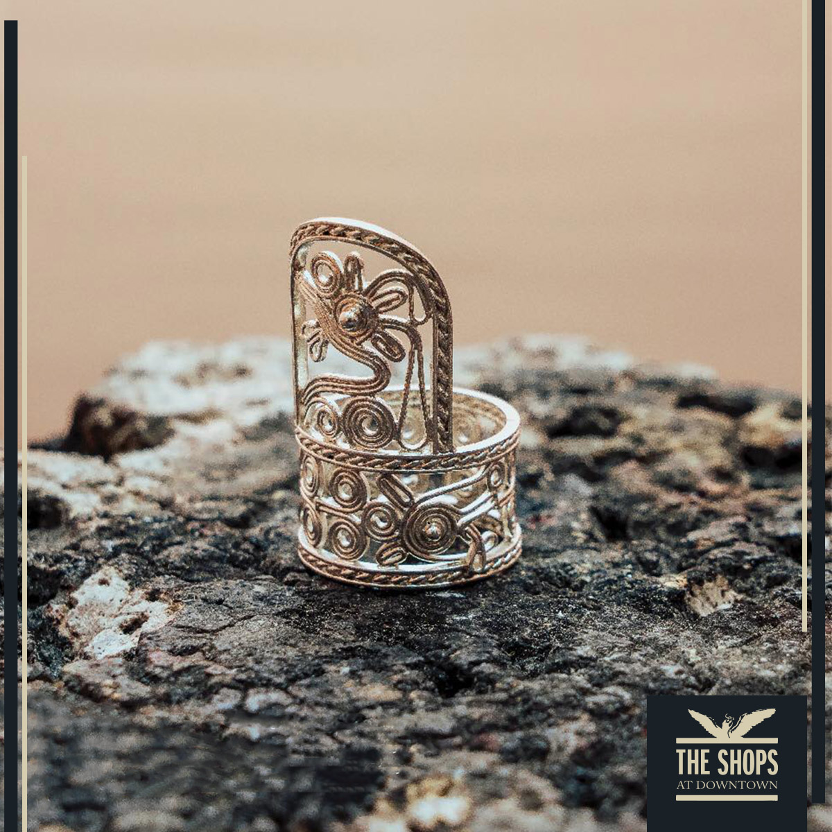 Estamos obsesionados con la colección prehispánica de <a href="/OrodeMonteAlban/">Oro de Monte Albán</a>. ⁣
⁣
Encuentra esta pieza en #TheShopsAtDowntown.⁣
⁣