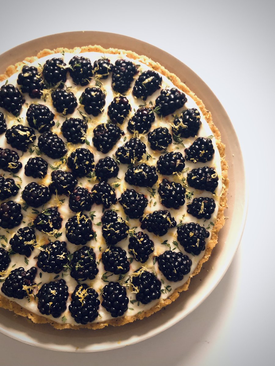 Ok this might be my favorite thing I've ever made. Blackberry and lemon  custard tart in an earl grey crust. Vegan and nut-free! 🌱😍