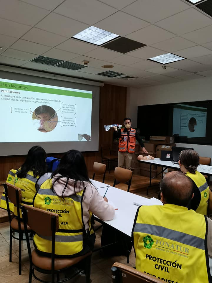 Precavimx's tweet photo. Curso de Primeros Auxilios y RCP 🚑🚨 Evacuación de Inmuebles🦺⛑️🏢 en las instalaciones de FONATUR 💯💥👷👷‍♀️
#PrevenciónEsSinónomoDeVida #PrimerosAuxilios #EducandoParaSalvar #FONATUR https://t.co/MFlwfVFyop