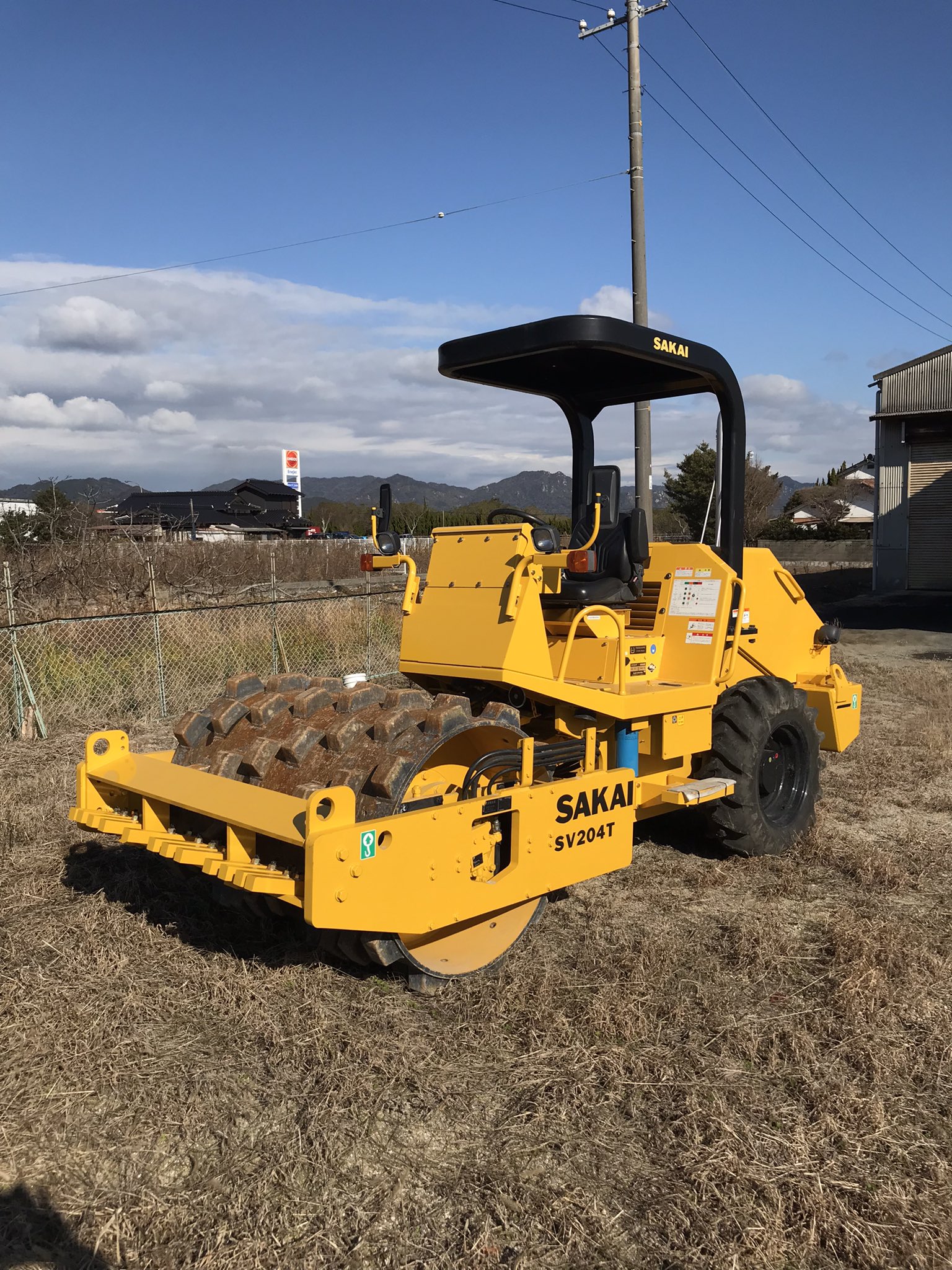 4☆ゴム車輪と欅板材の酒井重工業の振動タイヤローラーGW751型の動く 