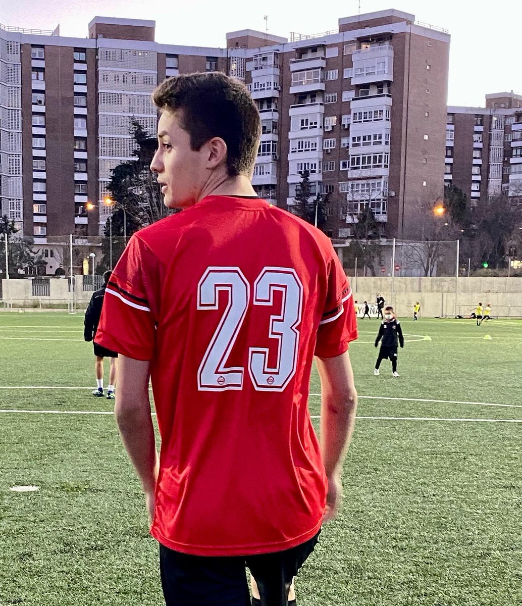 adosanchinarro's tweet photo. Nuestro #yosoyoña llega a las equipaciones de la mano de la tecnología #PrintiD con @erreasport .
¡Nos encanta! ¿Que os parece? https://t.co/oEjRQ59QHo