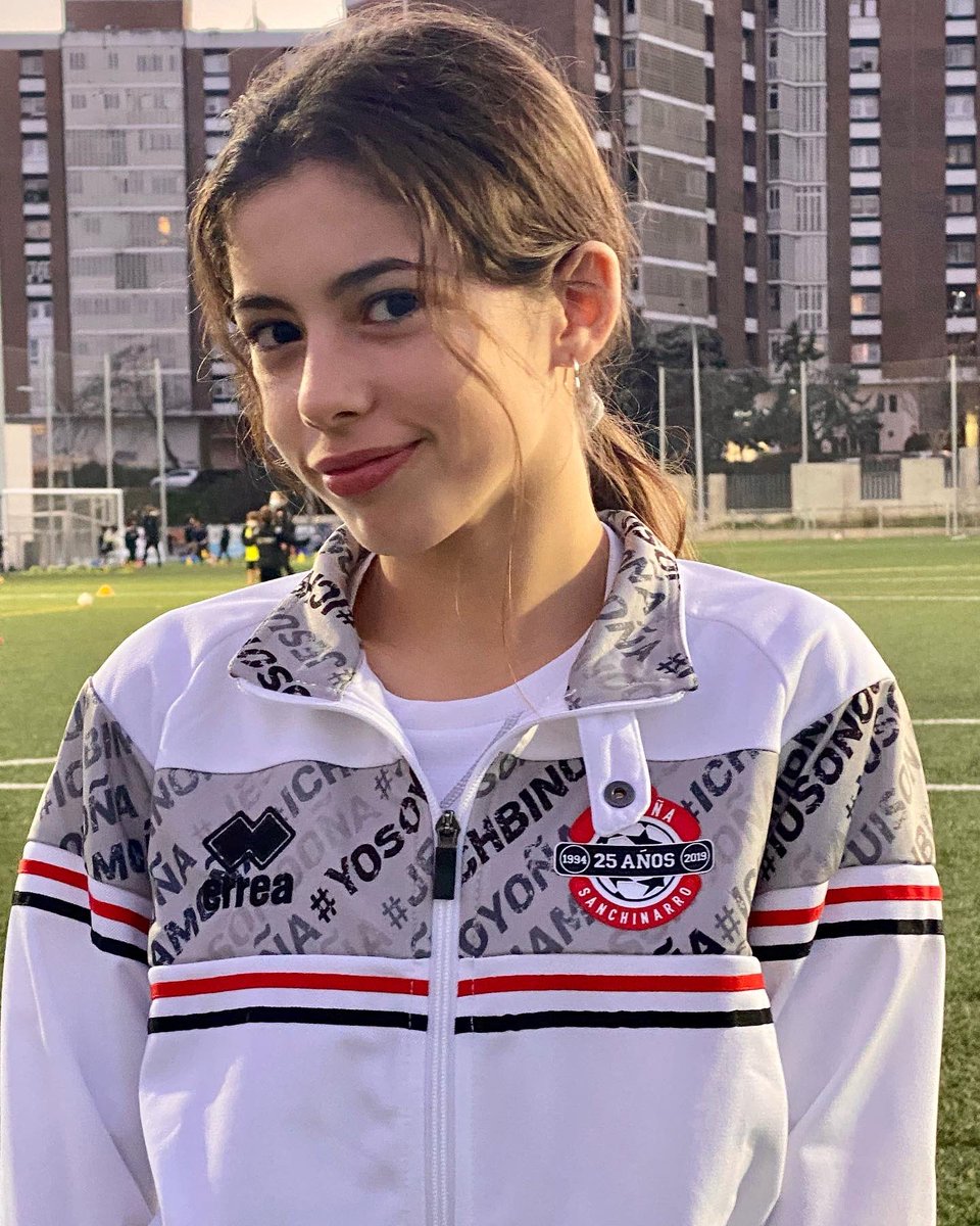 adosanchinarro's tweet photo. Nuestro #yosoyoña llega a las equipaciones de la mano de la tecnología #PrintiD con @erreasport .
¡Nos encanta! ¿Que os parece? https://t.co/oEjRQ59QHo