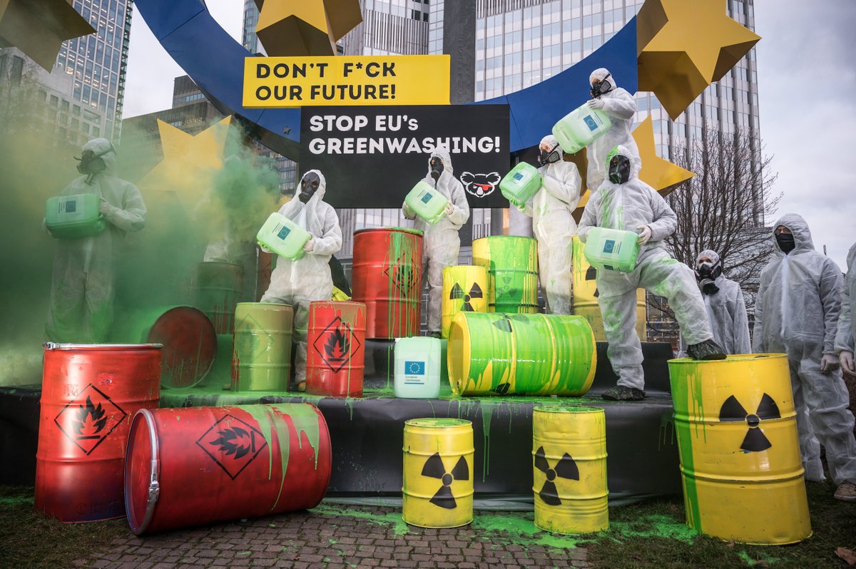 Ti_Wag's tweet photo. In Frankfurt hat heute das @KoalaKollektiv gegen den Vorschlag der EU-Kommission demonstriert, Atomenergie und Erdgas als nachhaltig im Rahmen der #Taxonomie einzustufen. https://t.co/T5qPXZtQSx https://t.co/gRIFUnck3r
