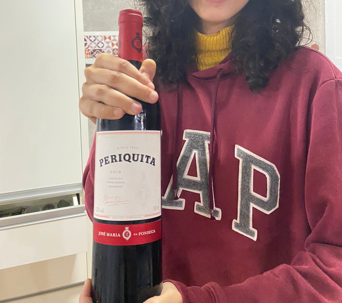 natalyaericka's tweet photo. Tia da minha namo chegou na reunião de família ontem dizendo que trouxe esse vinho em nossa homenagem, é assim que a gnt sabe que venceu? https://t.co/4A0uoz4KM8