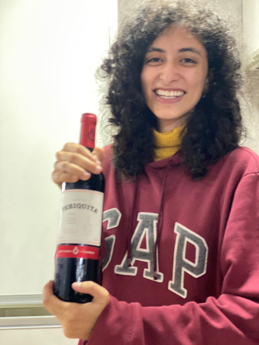 natalyaericka's tweet photo. Tia da minha namo chegou na reunião de família ontem dizendo que trouxe esse vinho em nossa homenagem, é assim que a gnt sabe que venceu? https://t.co/4A0uoz4KM8