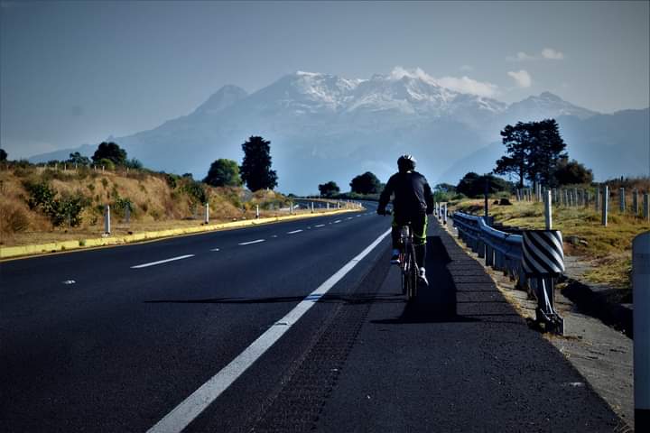 JCHR1920's tweet photo. Iztaccíhuatl, “la mujer dormida” La elegancia de este volcán, que se ubica a 55 kilómetros de #CDMX Su figura femenina, “caravana de nieve”, ha inspirado mitos, leyendas y sortilegios varios. #RodarBikeMéxico #rodarnosune #yoamolabicicleta https://t.co/44ihlYg9NQ