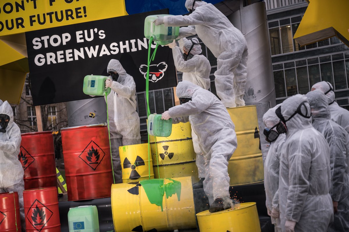 Ti_Wag's tweet photo. In Frankfurt hat heute das @KoalaKollektiv gegen den Vorschlag der EU-Kommission demonstriert, Atomenergie und Erdgas als nachhaltig im Rahmen der #Taxonomie einzustufen. https://t.co/T5qPXZtQSx https://t.co/gRIFUnck3r