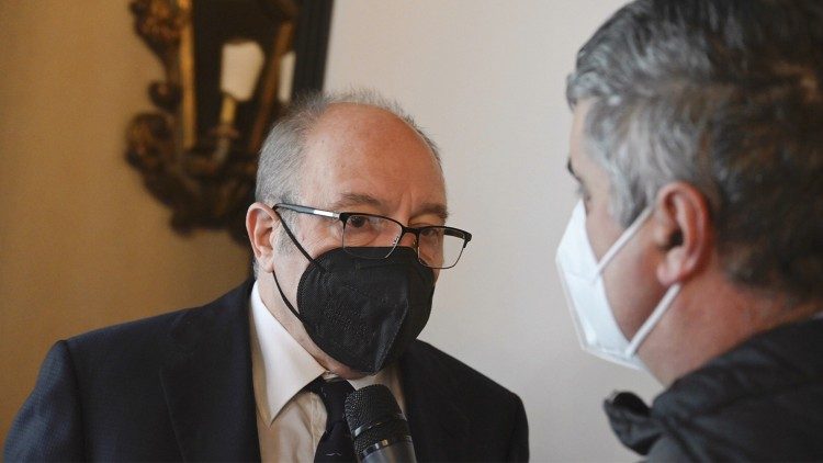 #11gennaio Oggi un incontro un sacco bello, tutto acqua e sapone che mi ha fatto ripensare ai miei compagni di scuola.... #verdone <a href="/verdoneofficial/">Carlo Verdone</a>
 amedeolomonaco.it/onorificenza-c…