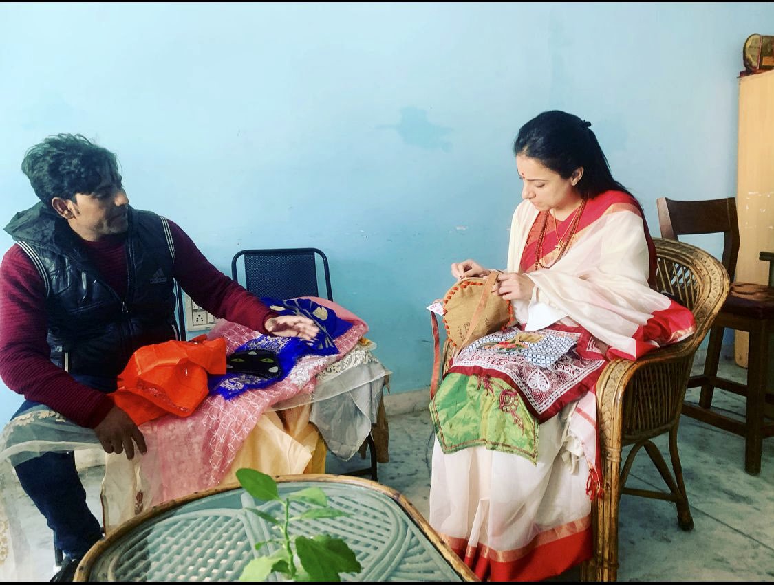 ROUBLENAGI's tweet photo. Wonderful day spent among the warm people &amp; artisans of #Sambhal &amp; #Belari #UttarPradesh 
#RNAF #StudioSaksham #MakeInIndia #ruralindia #empowerwomen #equality #girleducation #IncredibleIndia #madeinindia #artisans #handloom #VocalForLocal #thankyougod #gratitude #StayTuned https://t.co/hD5frs9vZu