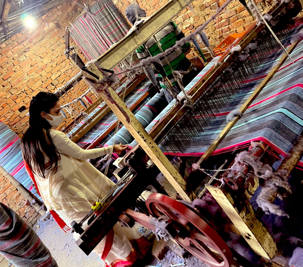ROUBLENAGI's tweet photo. Wonderful day spent among the warm people &amp; artisans of #Sambhal &amp; #Belari #UttarPradesh 
#RNAF #StudioSaksham #MakeInIndia #ruralindia #empowerwomen #equality #girleducation #IncredibleIndia #madeinindia #artisans #handloom #VocalForLocal #thankyougod #gratitude #StayTuned https://t.co/hD5frs9vZu