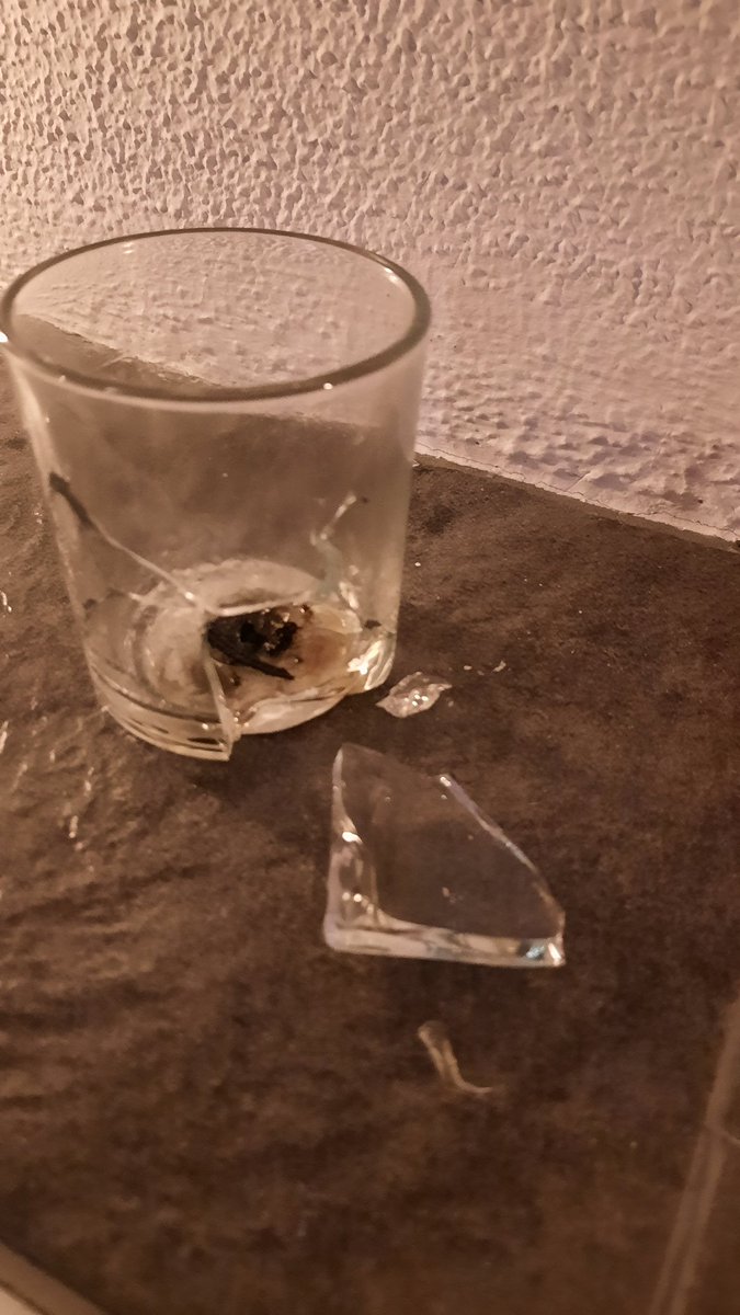 Gorterleersum's tweet photo. #unilever #zwitsal #robijn en dan hoor je een harde knal, springt het glas van de geurkaars robijn zwitsal. 😟 #wezijngelijkweerwakker https://t.co/pHI2gRhsEO