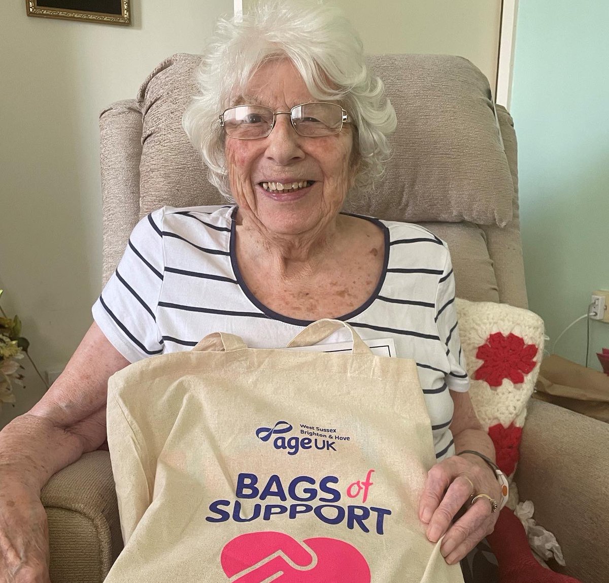 ageukwsbh's tweet photo. Can you help us to provide Bags of Support? ππ€
By donating Β£5 or more, you can help send a bag to someone in need.
π±Text: BAGS to 70560
To donate Β£5 to our Bags of Support campaign.
Find out more β‘οΈ https://t.co/PshJHFQ85t
#bagsofsupport #tacklingloneliness #winterwarmth https://t.co/rDhdWdCbC1