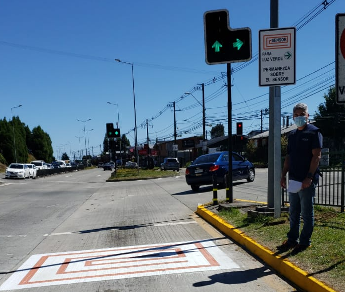 TTILosLagos's tweet photo. Durante la jornada, equipo #UOCT apoyó en #PuertoMontt la instalación de nueva demarcación y señalización para correcto uso "sensor de viraje" en Egaña con Marathon. 

Este transmite una señal al 🚦 cuando un vehículo realizará un viraje, al permanecer sobre el espacio demarcado. https://t.co/XdClmeWzLp