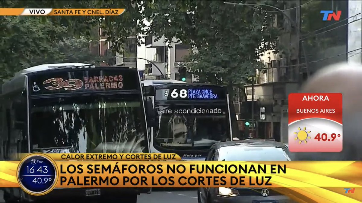 metsul's tweet photo. AGORA | Perto de um milhão de pessoas sem luz agora pelo calor extremo. Vários pontos da capital portenha com semáforos desligados. É a segunda tarde mais quente da história da capital argentina. Em La Plata, há registro de falta de água. https://t.co/Ho843dBKGq