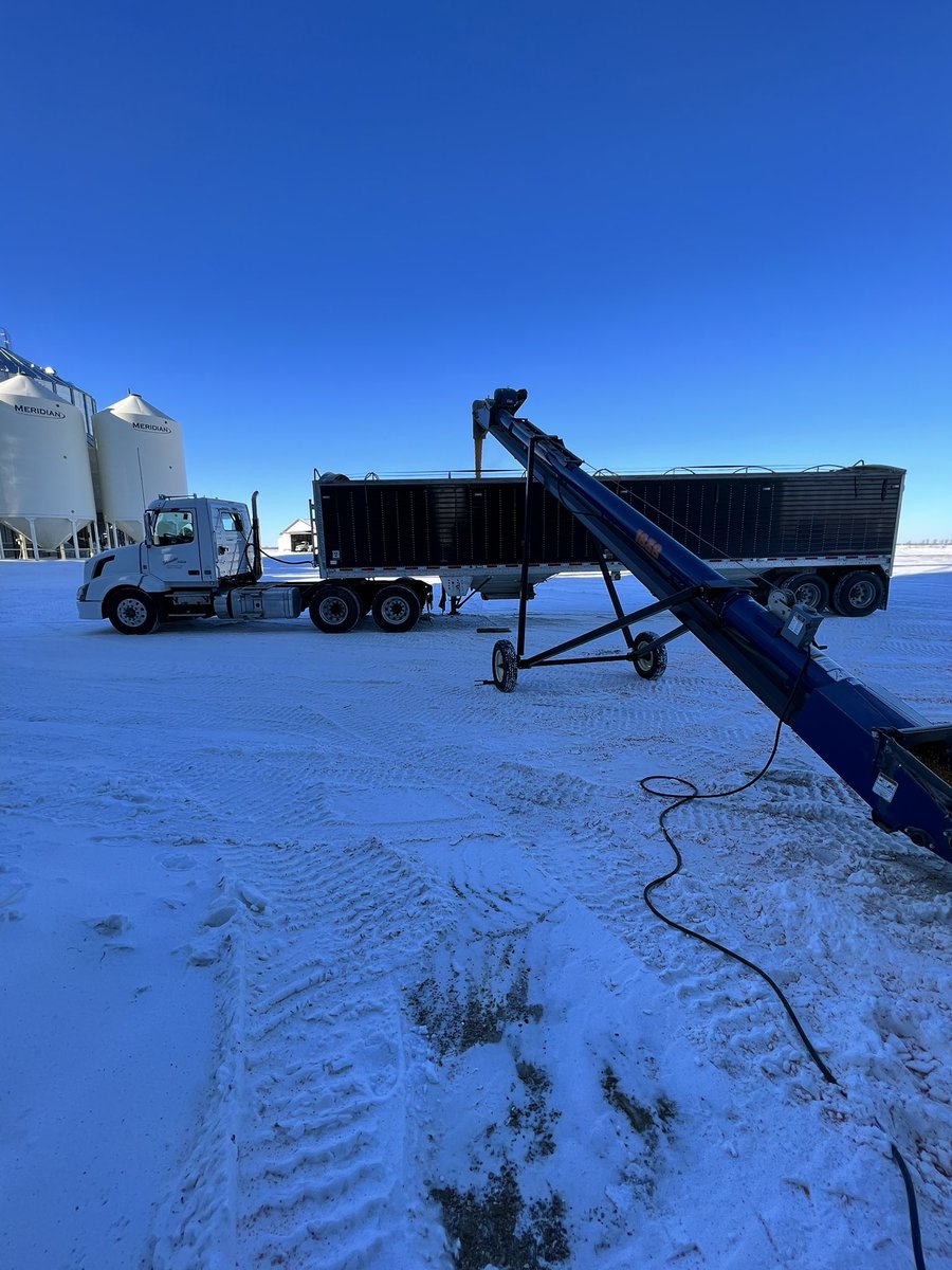 jacestrand22's tweet photo. Finally a nice day to haul some corn https://t.co/8sSR6H7CZi