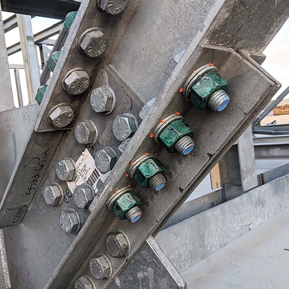 AppliedBolting's tweet photo. Our DuraSquirt® DTI indication material hangs tough 🔩  in #HoustonTX 

#Steel #StructuralSteel #BoltUp #MadeInAmerica #Infrastructure #SteelWork #SteelWorkers #Flanges #OilandGas #OilIndustry #ChemicalEngineering #Engineering #StructuralEngineering https://t.co/FEwG3XKdLF