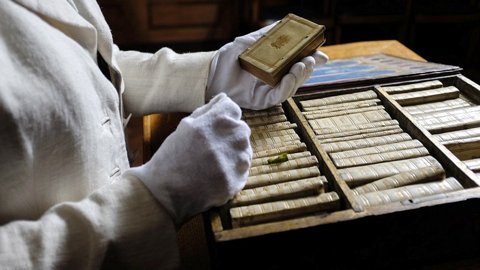 HistoireOdyssee's tweet photo. Voici une bibliothèque de voyage du XVIIe siècle qui permettait de transporter 40 à 50 ouvrages.

Il s'agit de classiques divisés en trois sections : histoire, poésie, théologie et philosophie. Cela comprend des œuvres de Cicéron, Virgile, Ovide, Sénèque, Horace et César. https://t.co/OyJxq8uQ1F